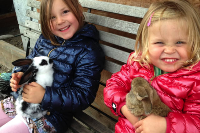 Kinderen met konijntjes